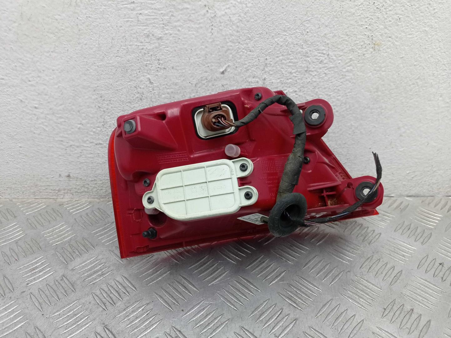 Фонарь задний наружный правый