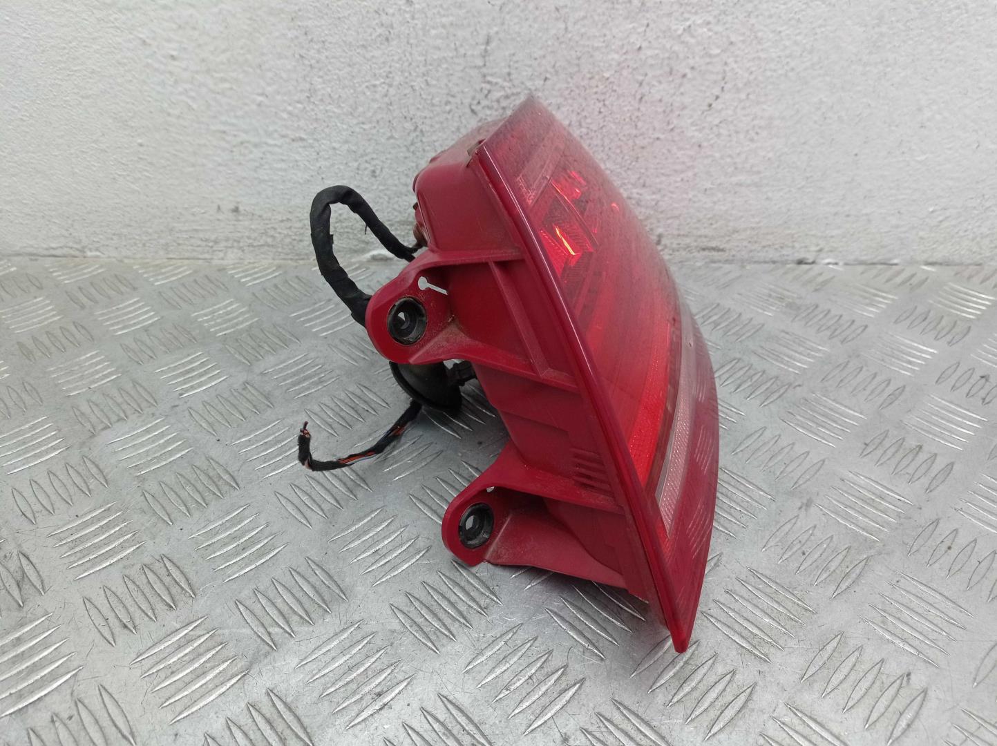 Фонарь задний наружный правый