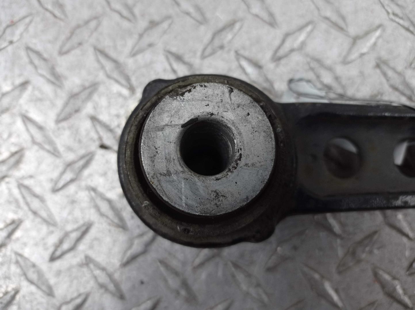 Рычаг передний нижний левый