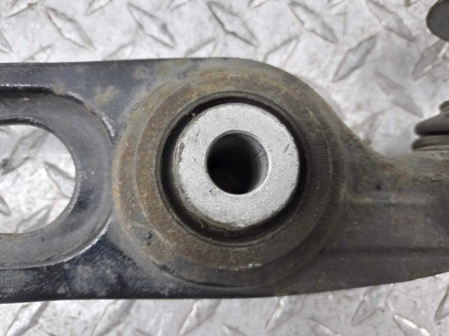 Рычаг передний нижний левый