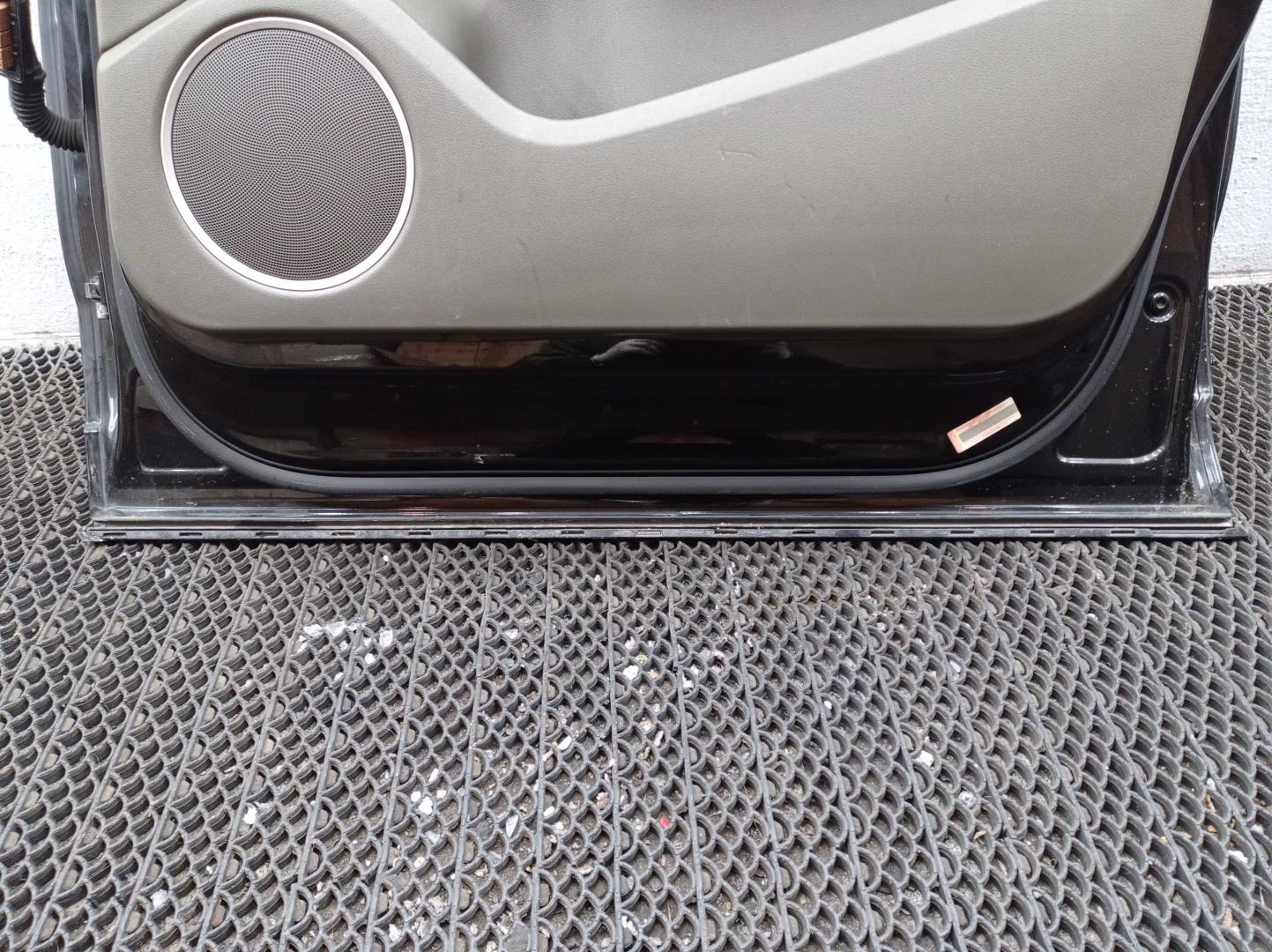 Стекло двери передней правой