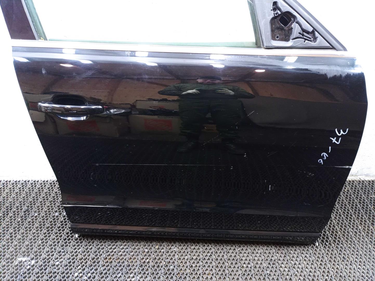 Стекло двери передней правой