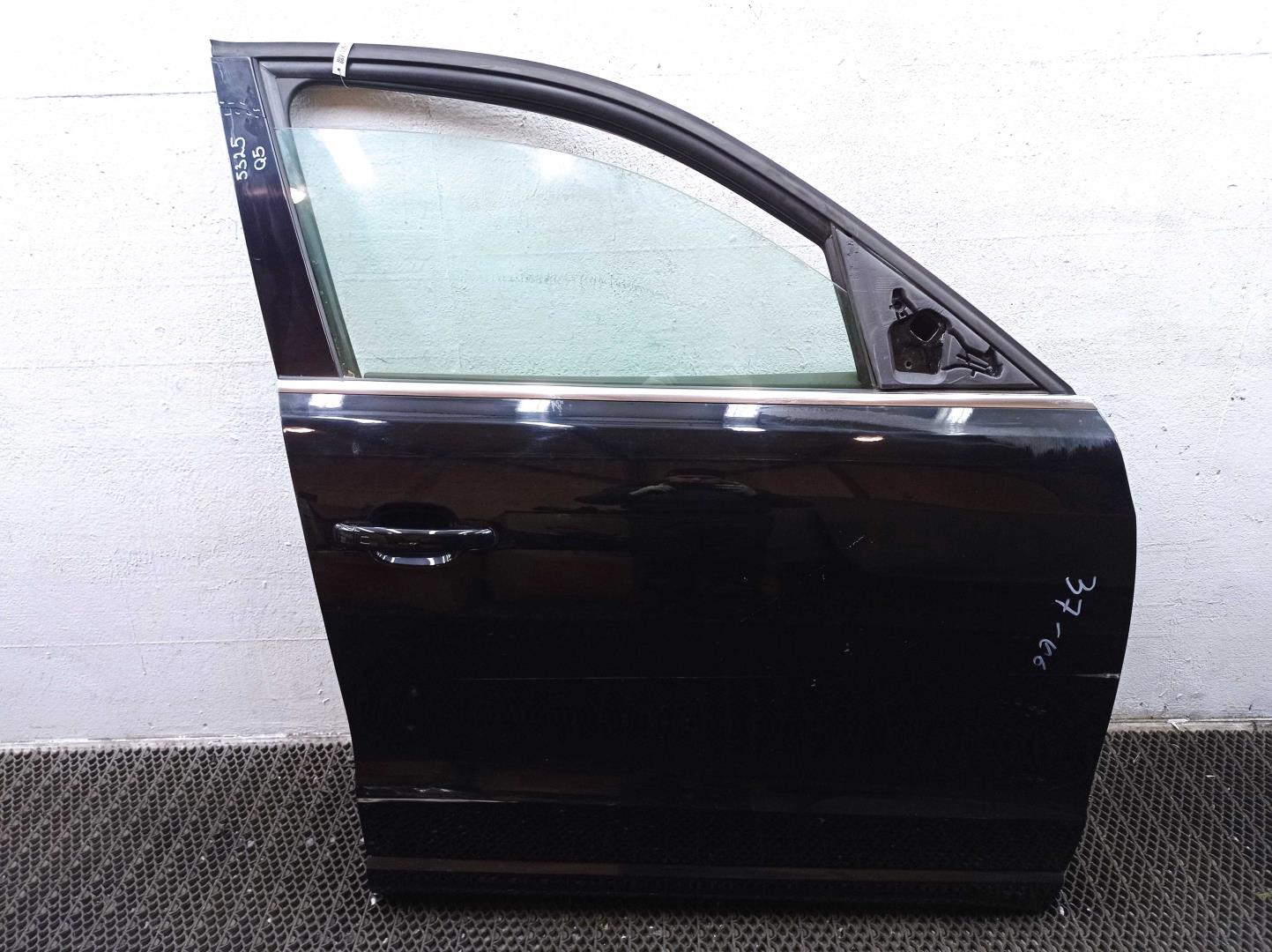 Стекло двери передней правой