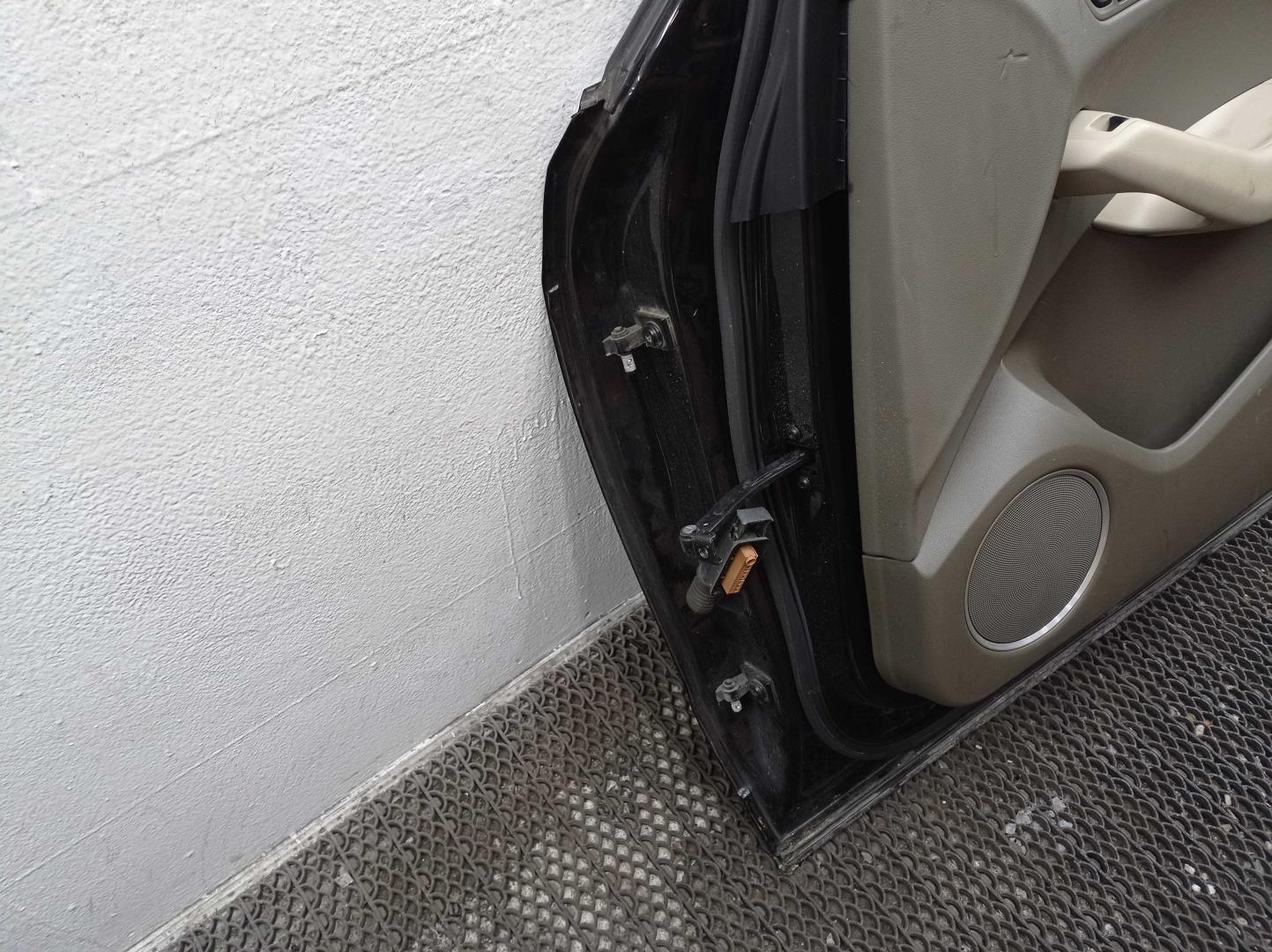 Стекло двери передней правой