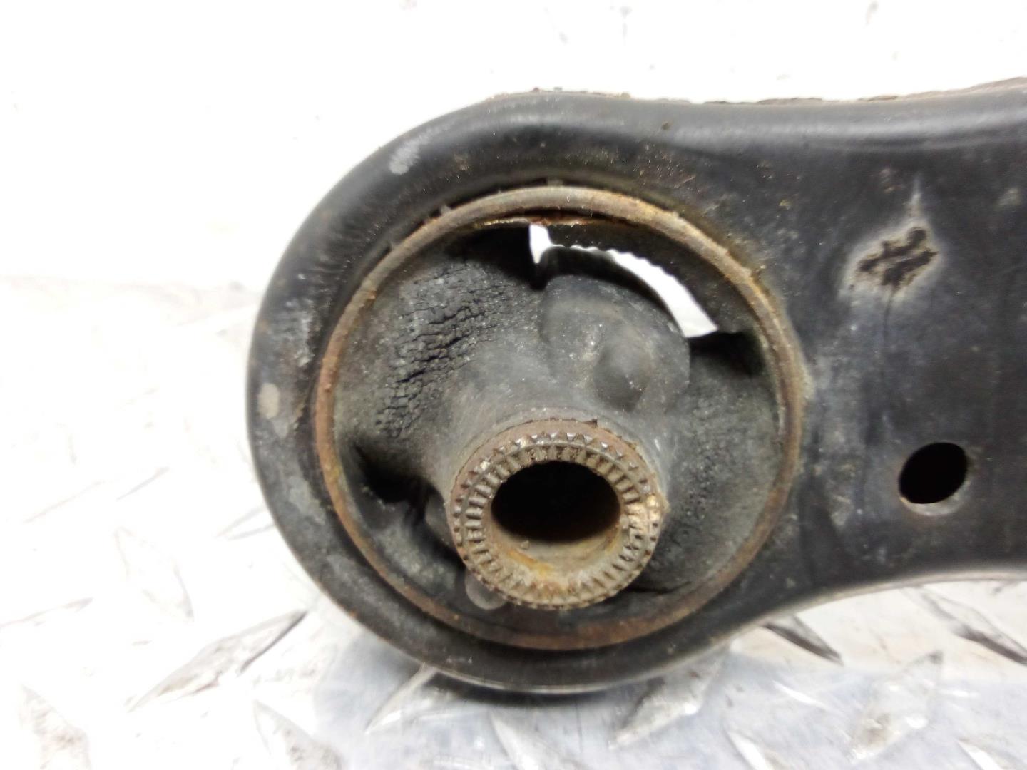 Рычаг передний нижний левый