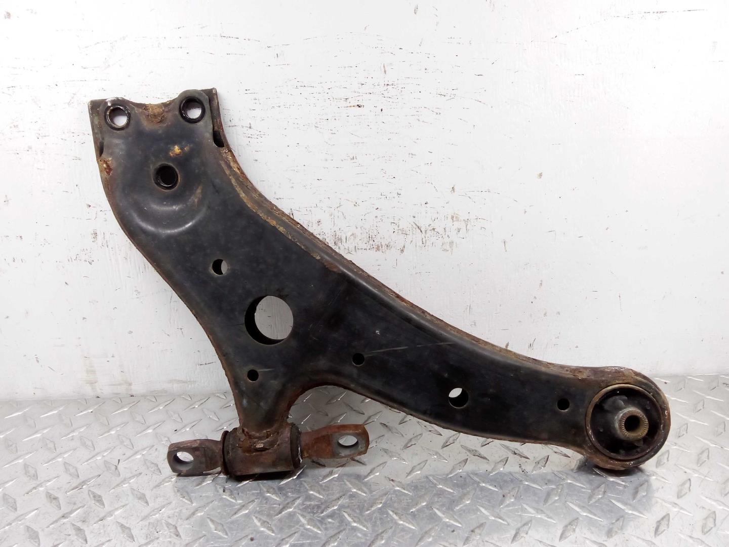 Рычаг передний нижний левый