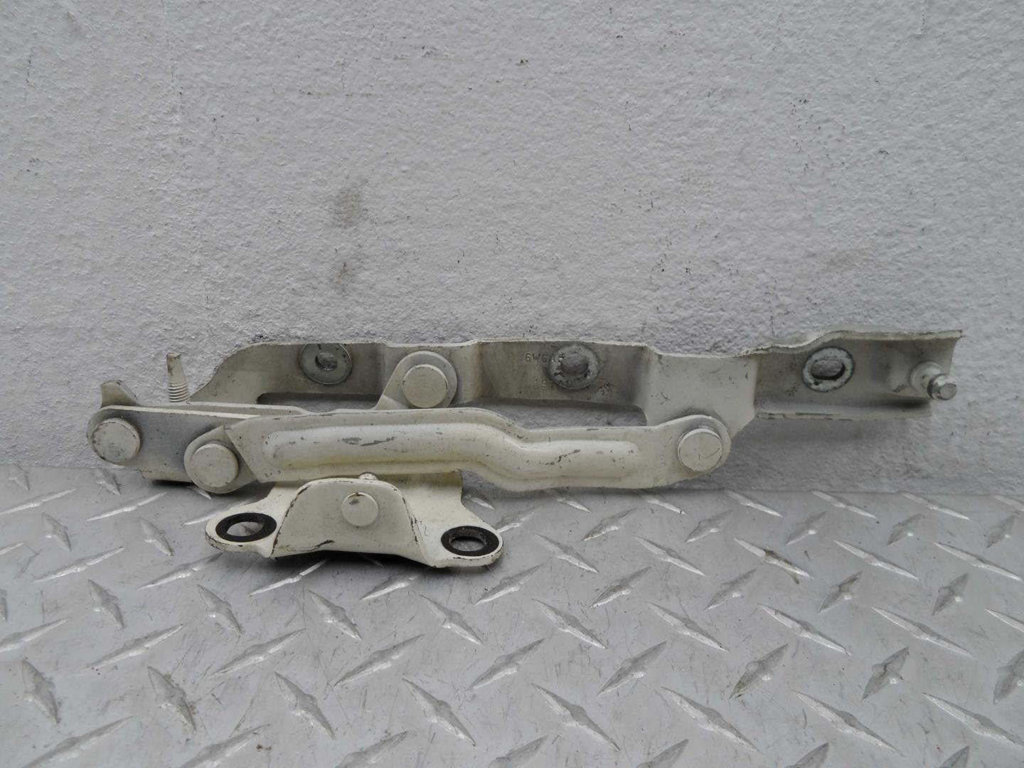 Петля крышки багажника