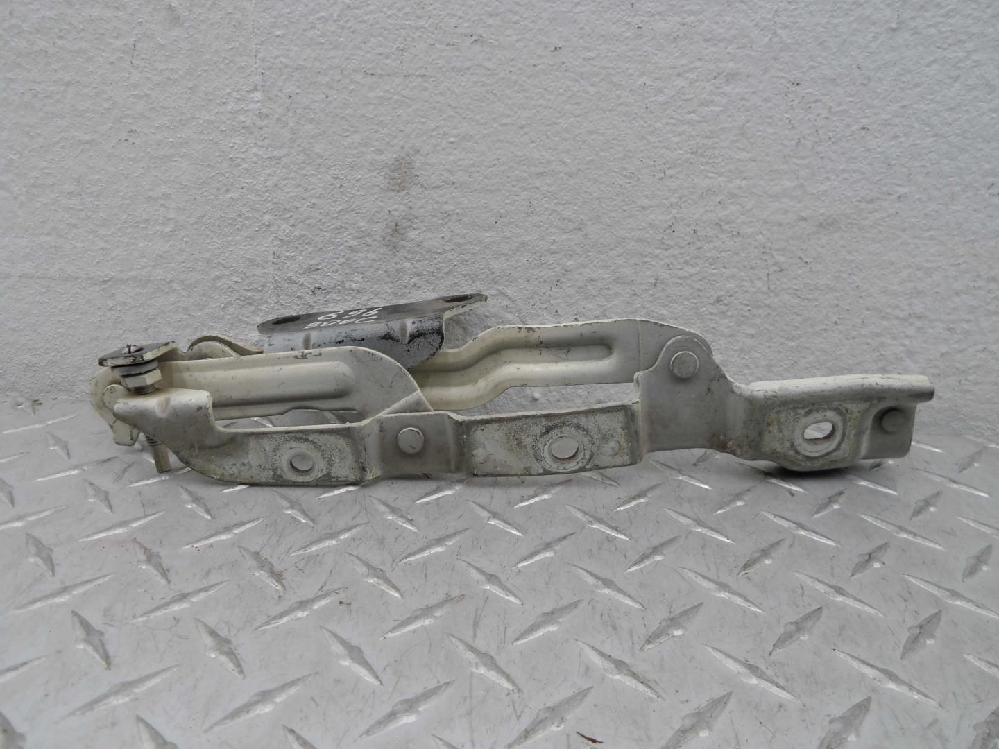 Петля крышки багажника