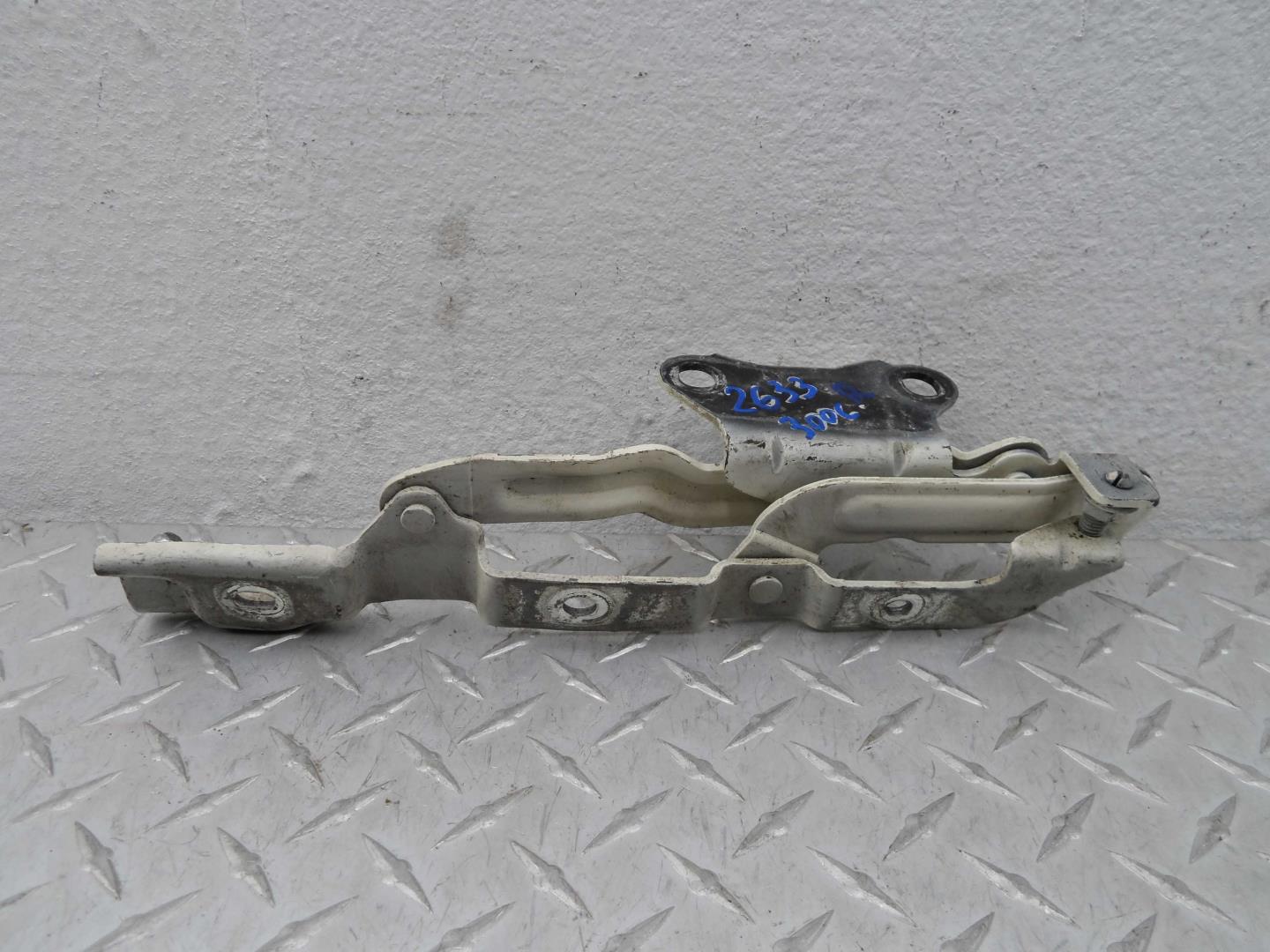 Петля крышки багажника