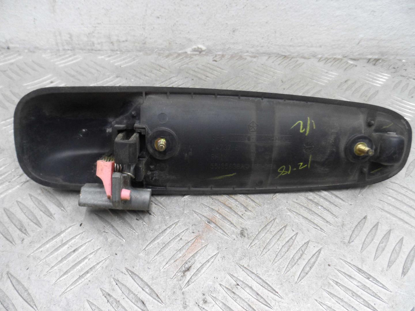 Ручка двери передней наружная правая