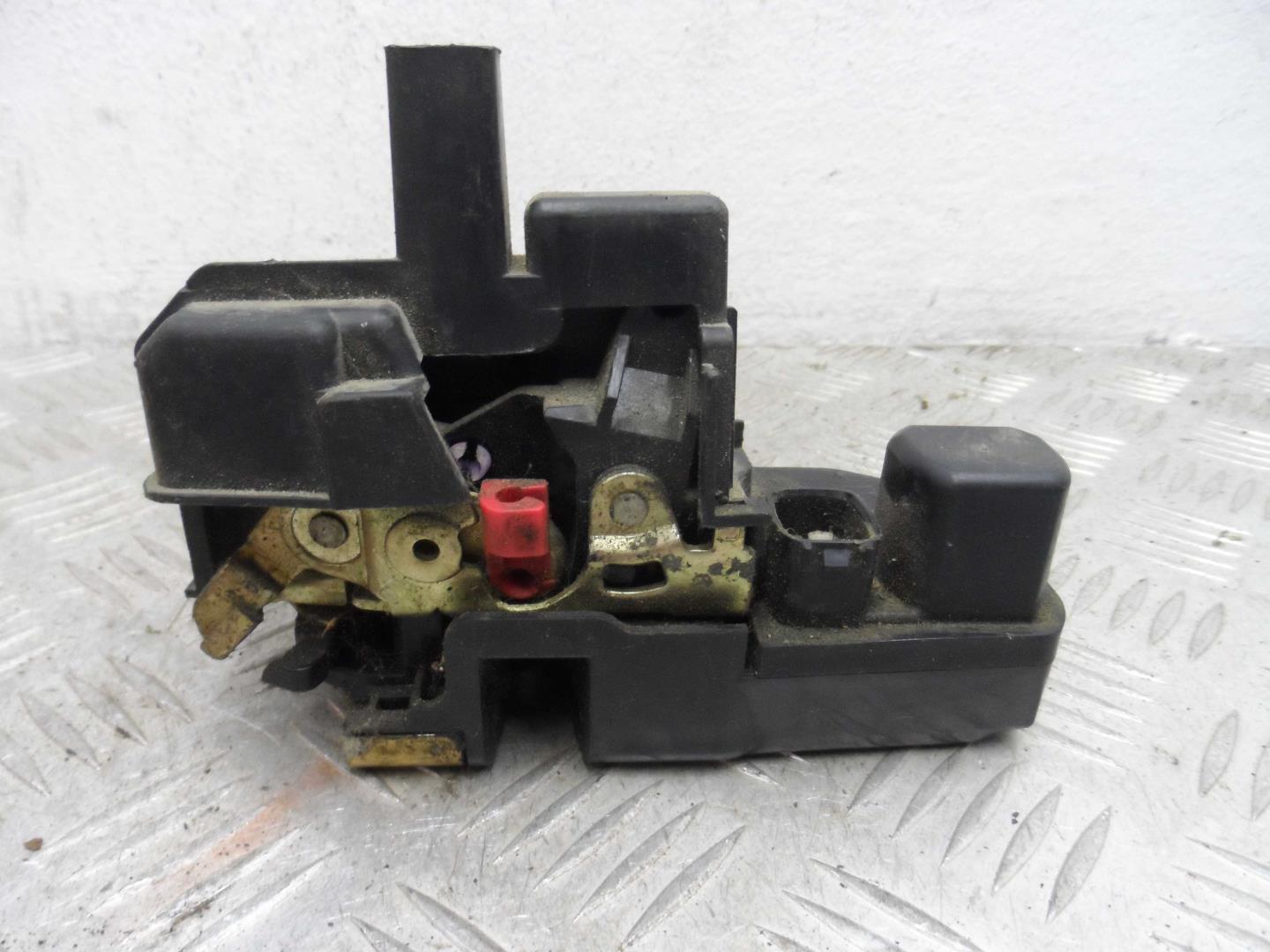 Замок двери передней правой