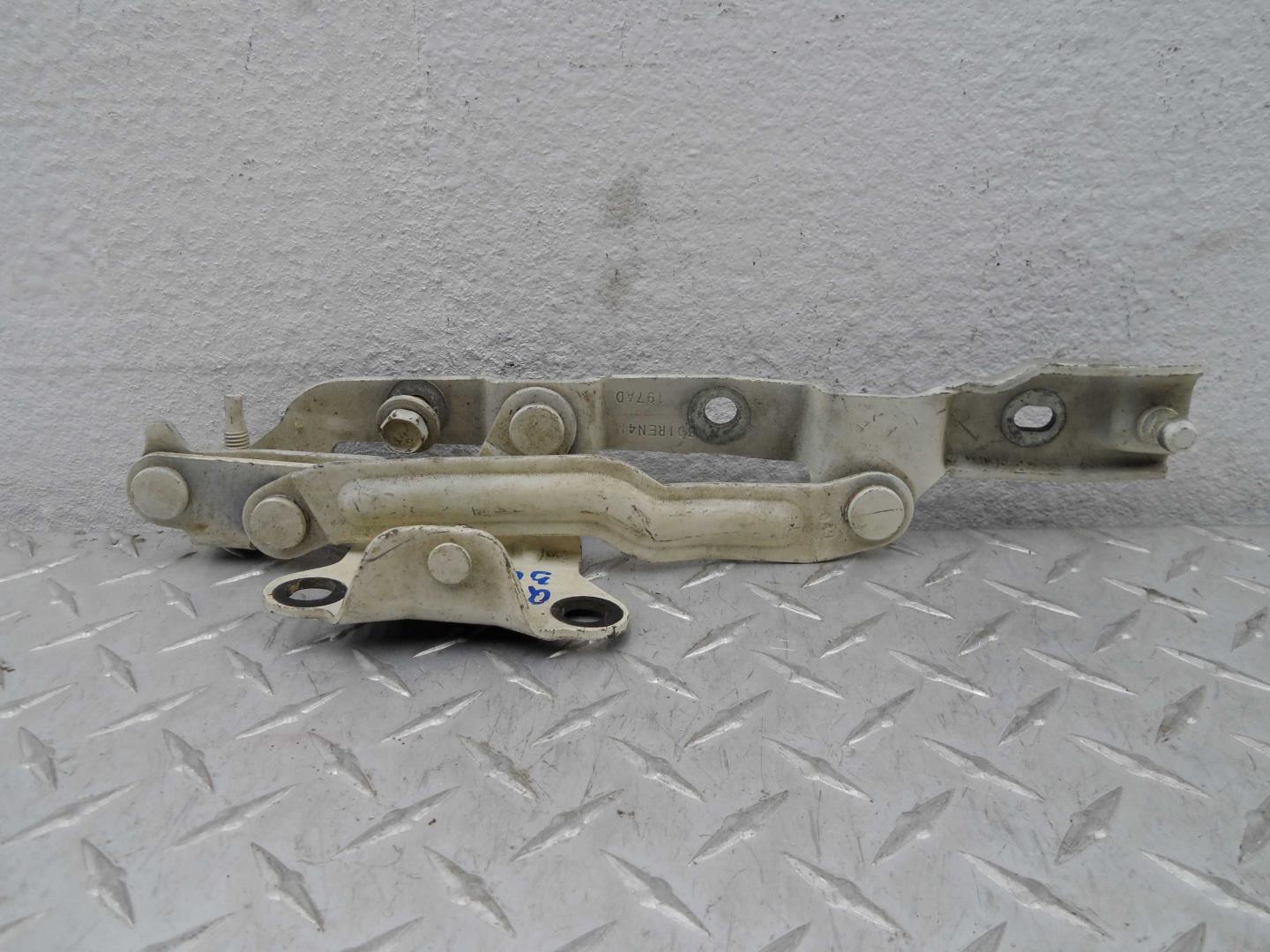 Петля крышки багажника