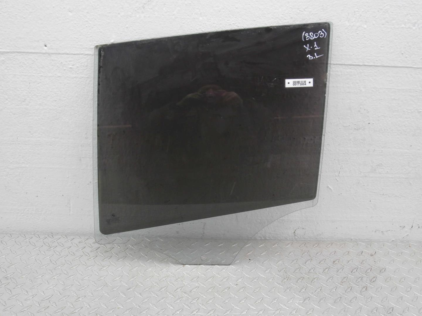 Стекло двери задней левой