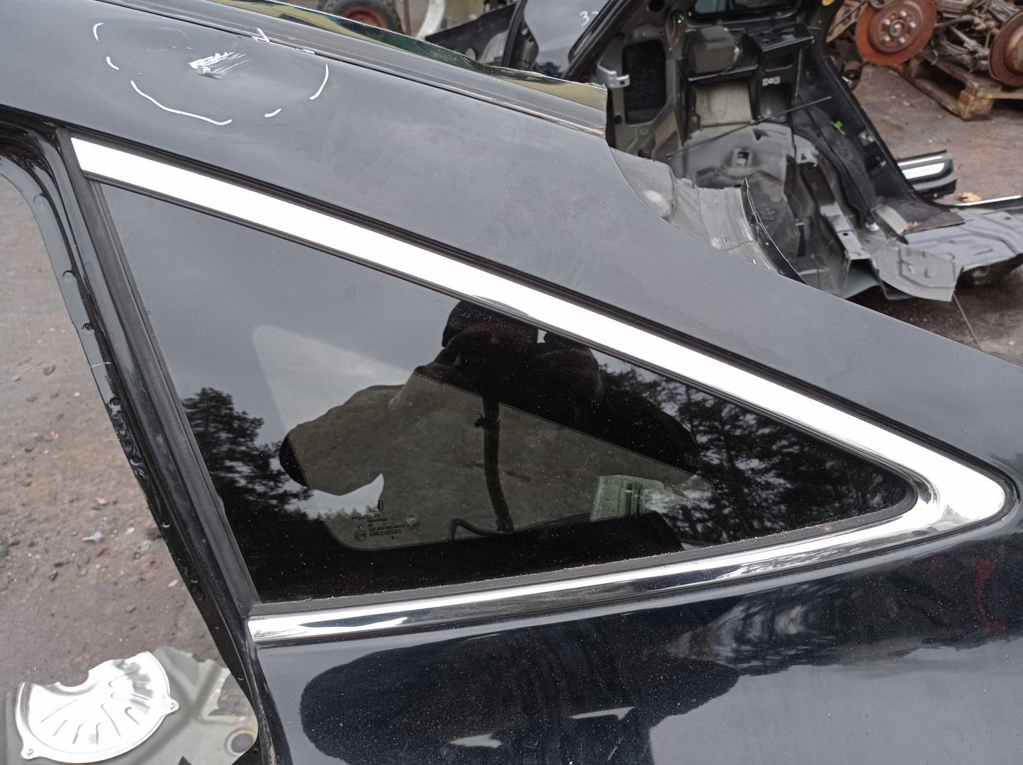 Стекло кузовное глухое левое