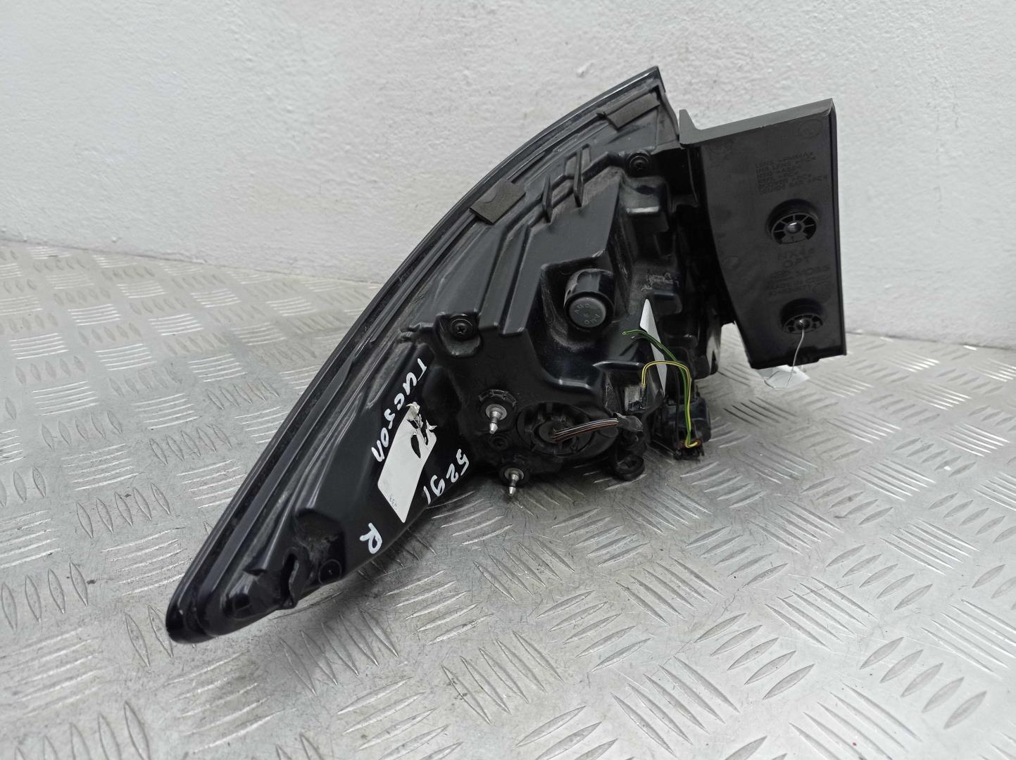 Фонарь задний наружный правый