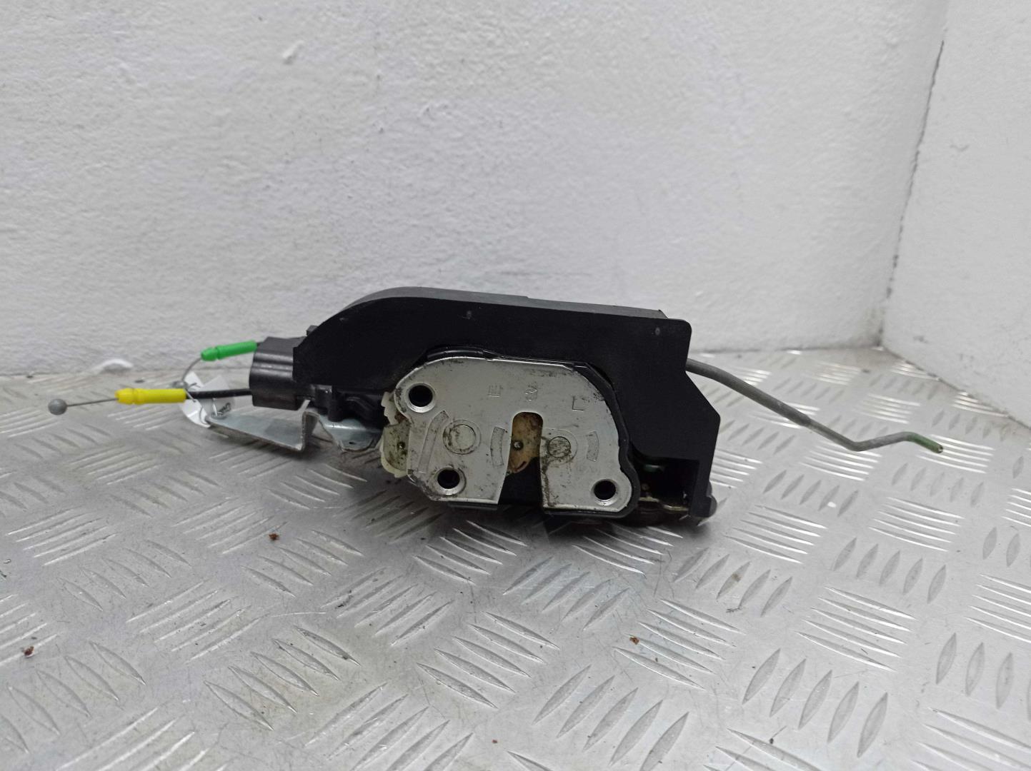 Замок двери задней левой