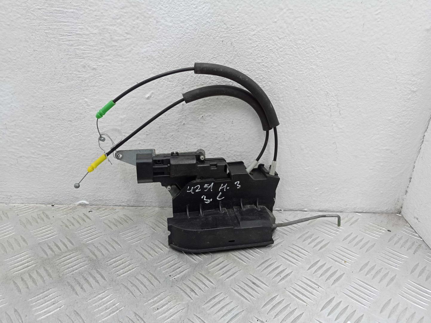 Замок двери задней левой