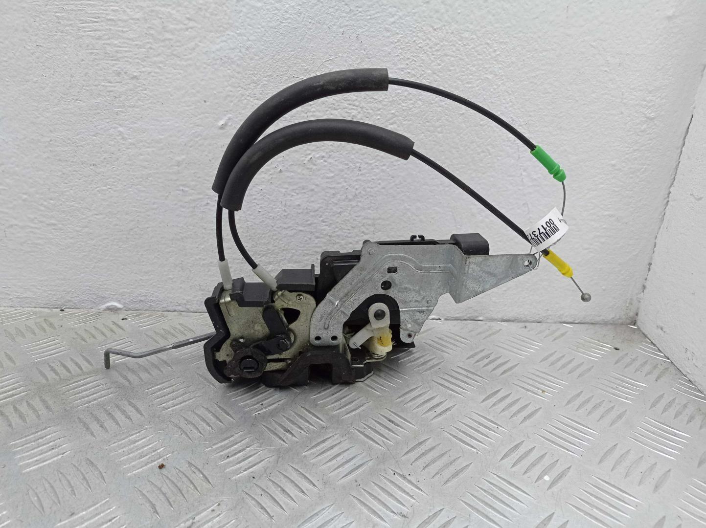 Замок двери задней левой