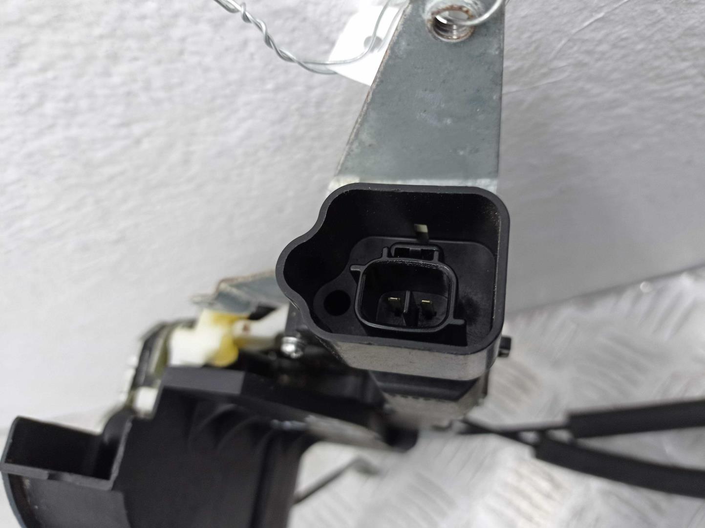 Замок двери задней левой