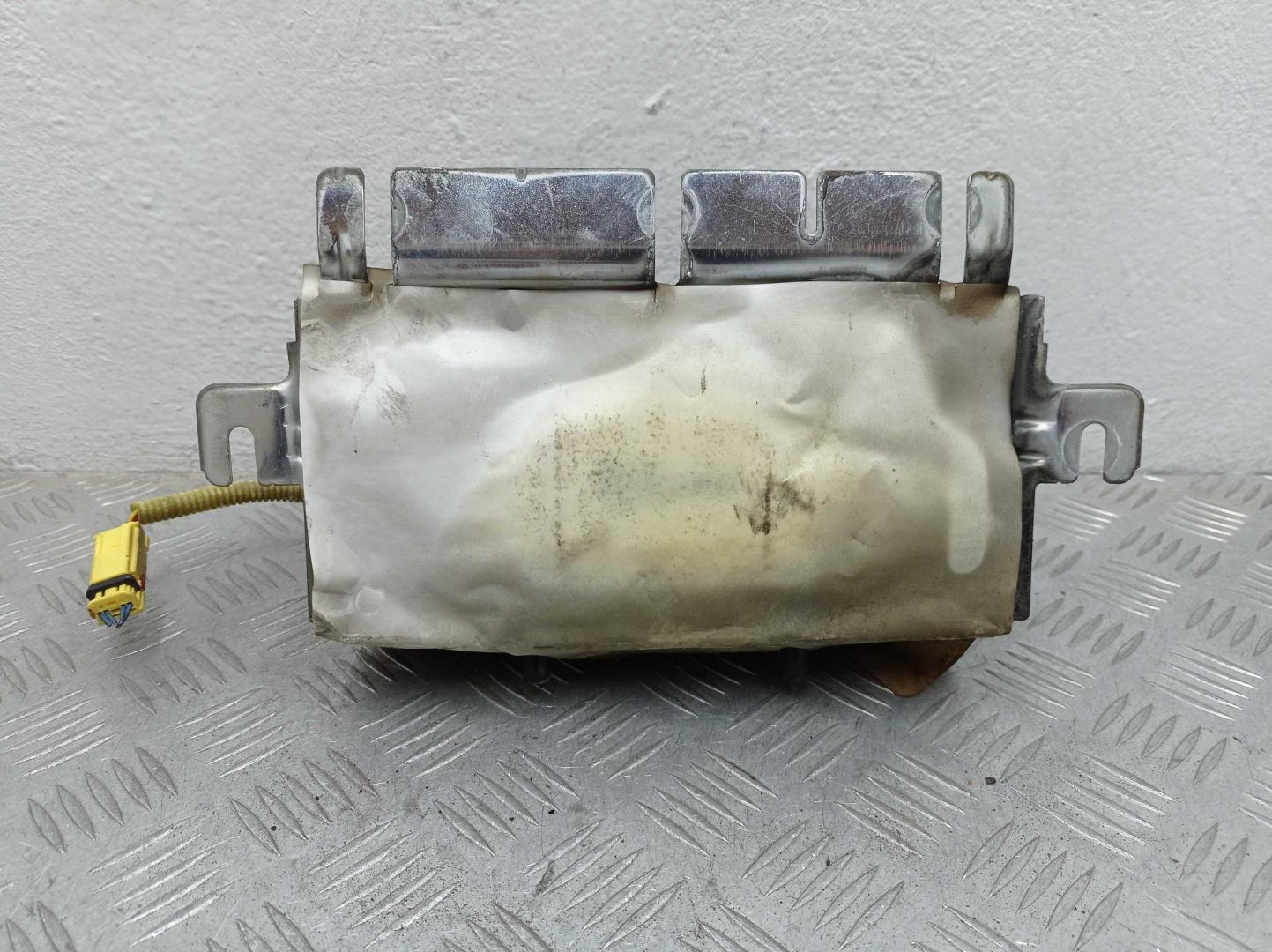 Подушка безопасности пассажирская (в торпедо)