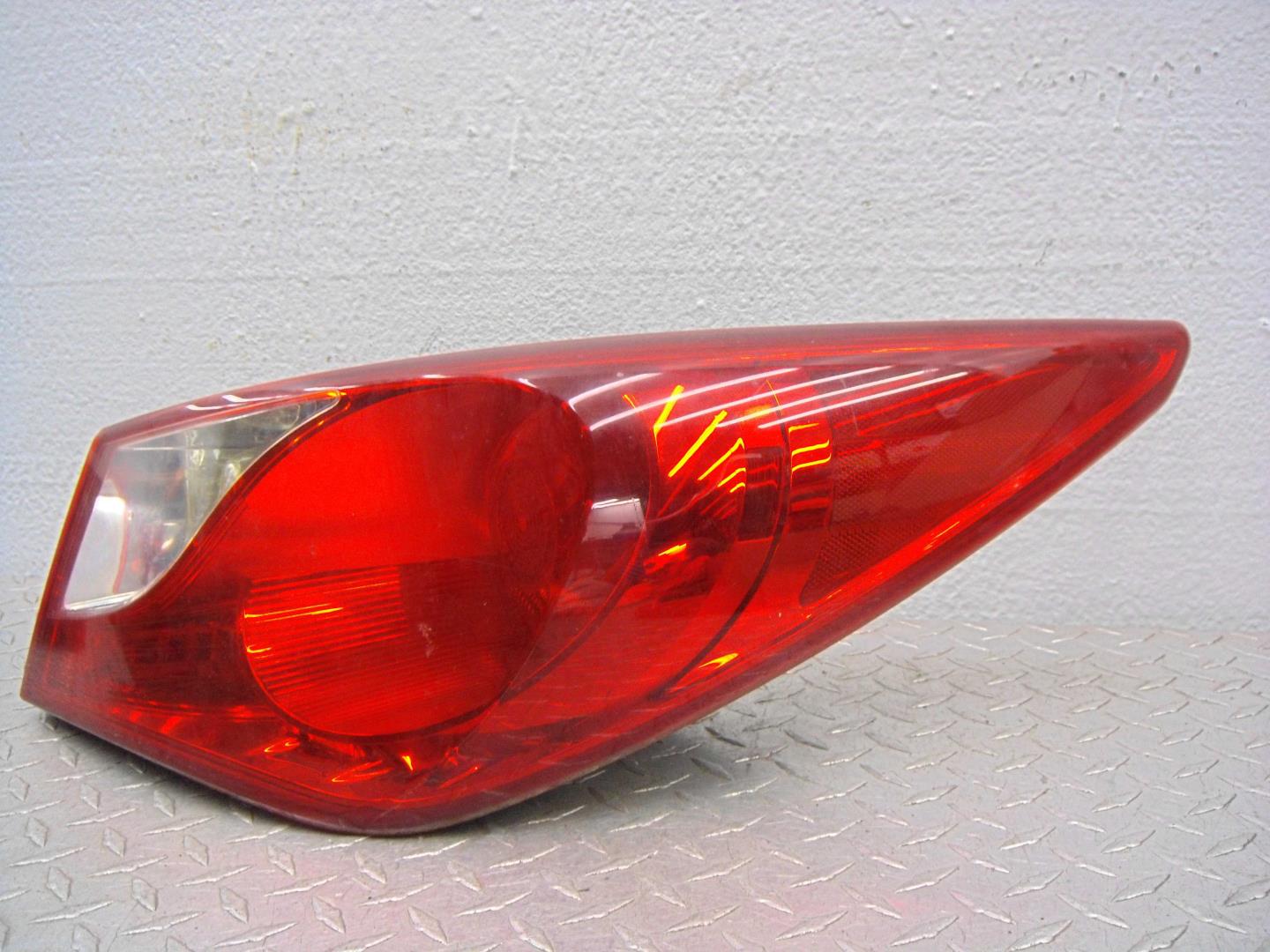 Фонарь задний наружный правый