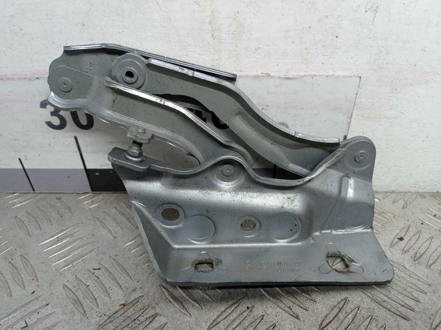 Петля капота правая