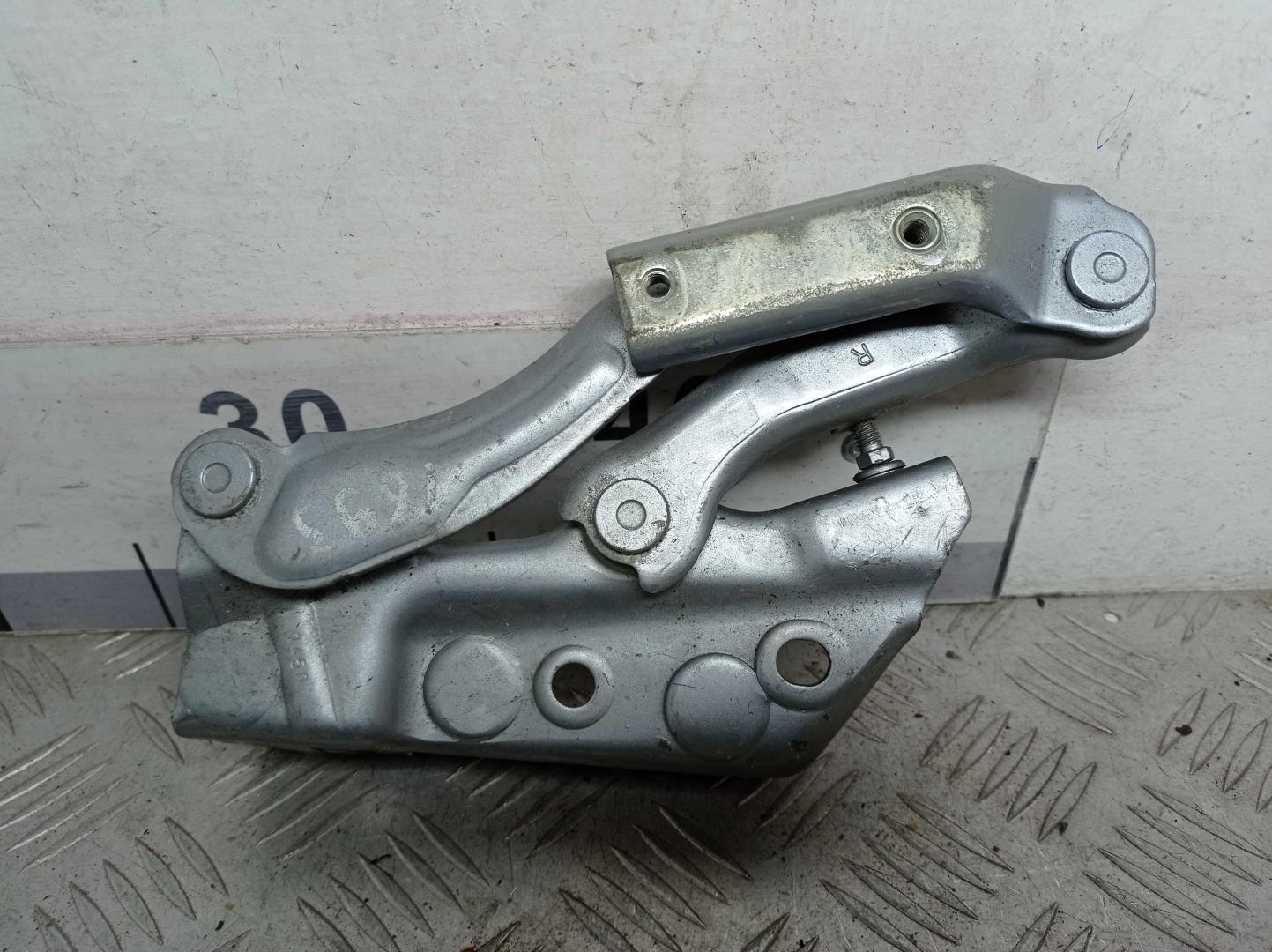 Петля капота правая