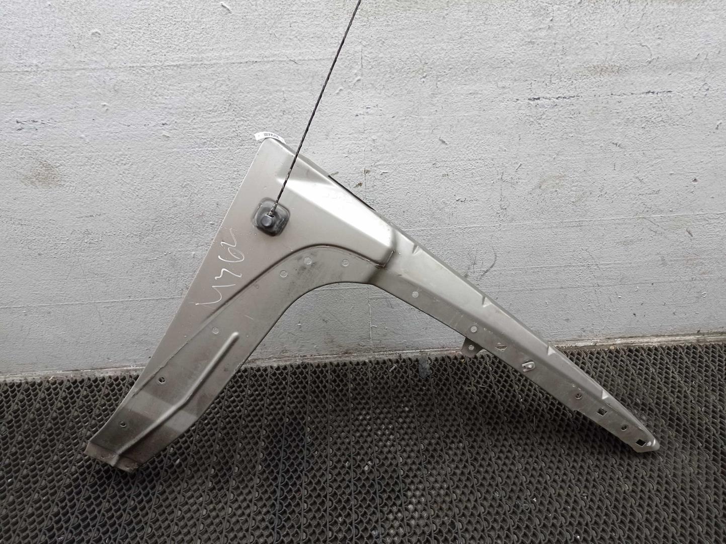 Крыло переднее правое