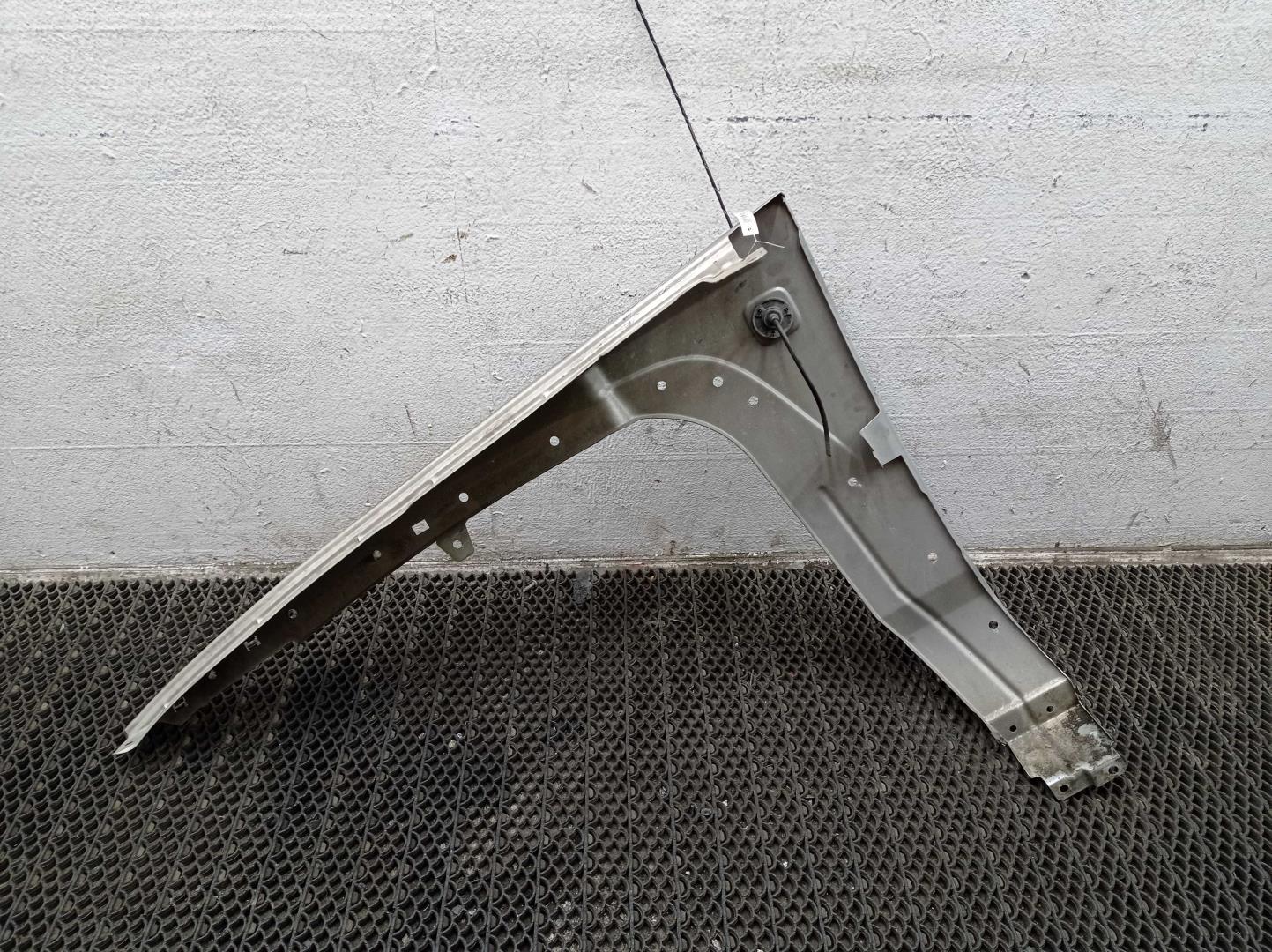 Крыло переднее правое