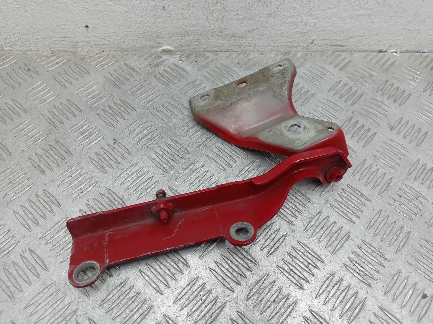 Петля капота левая