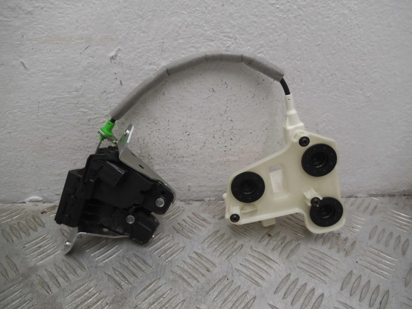 Замок багажника