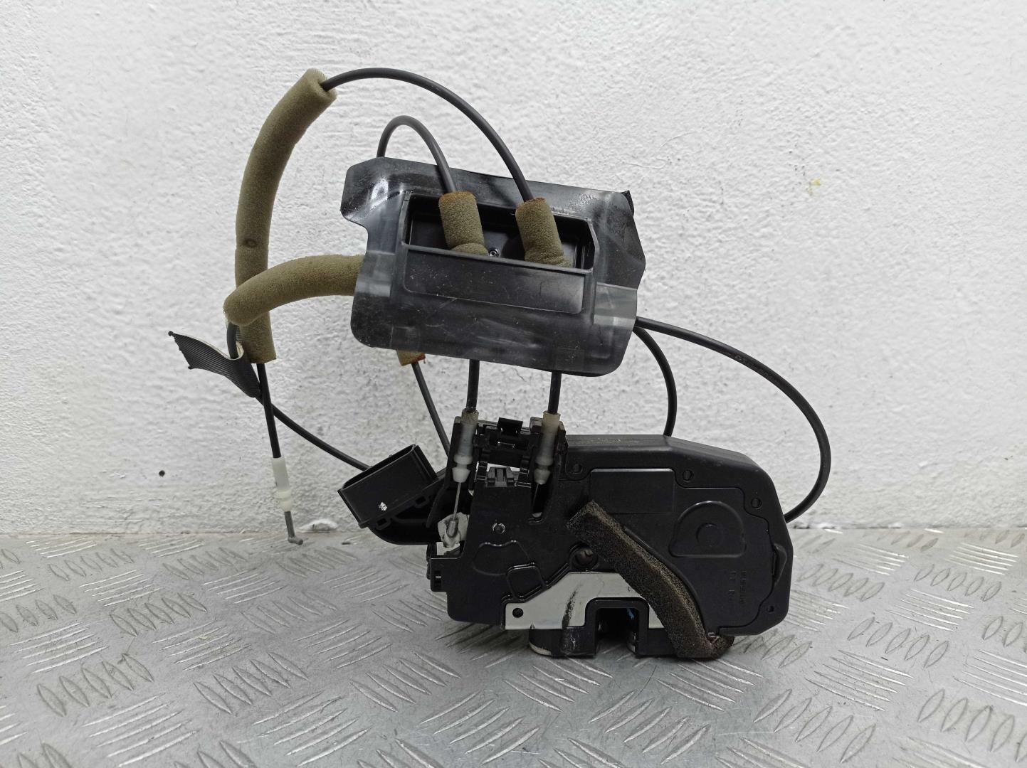 Замок двери передней правой