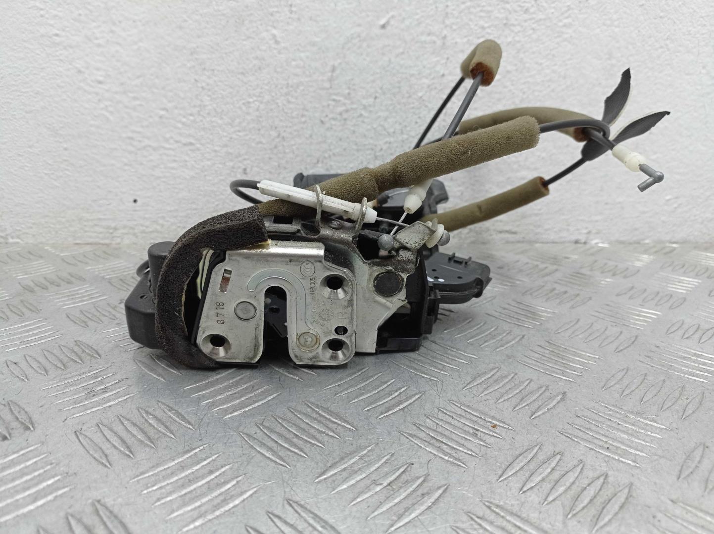 Замок двери передней правой