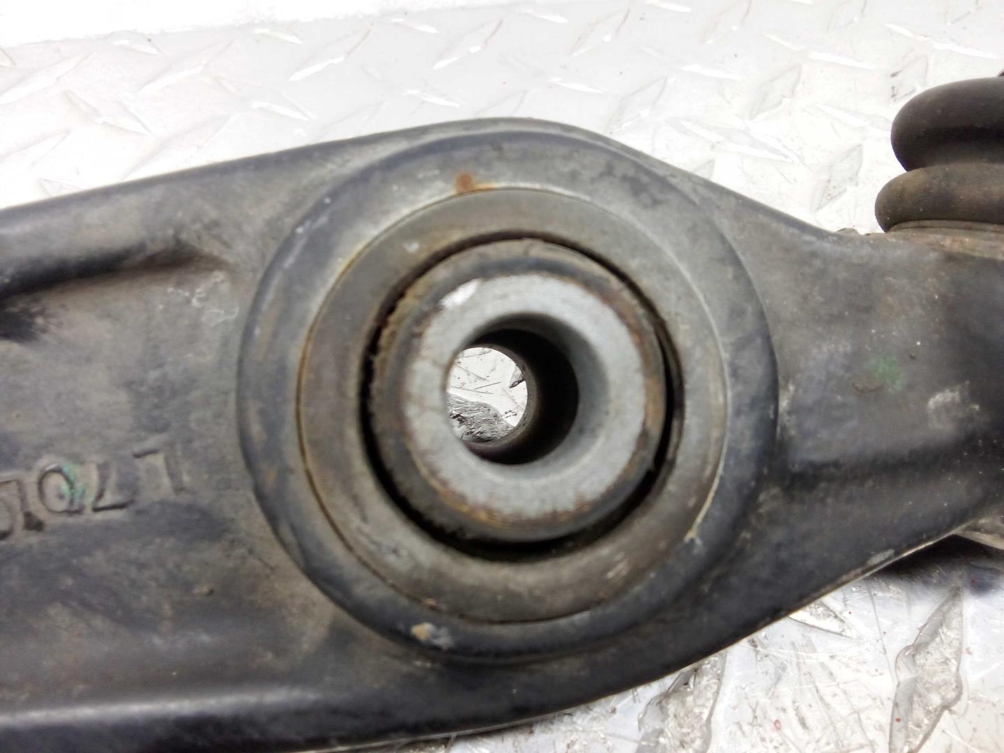 Рычаг передний нижний правый