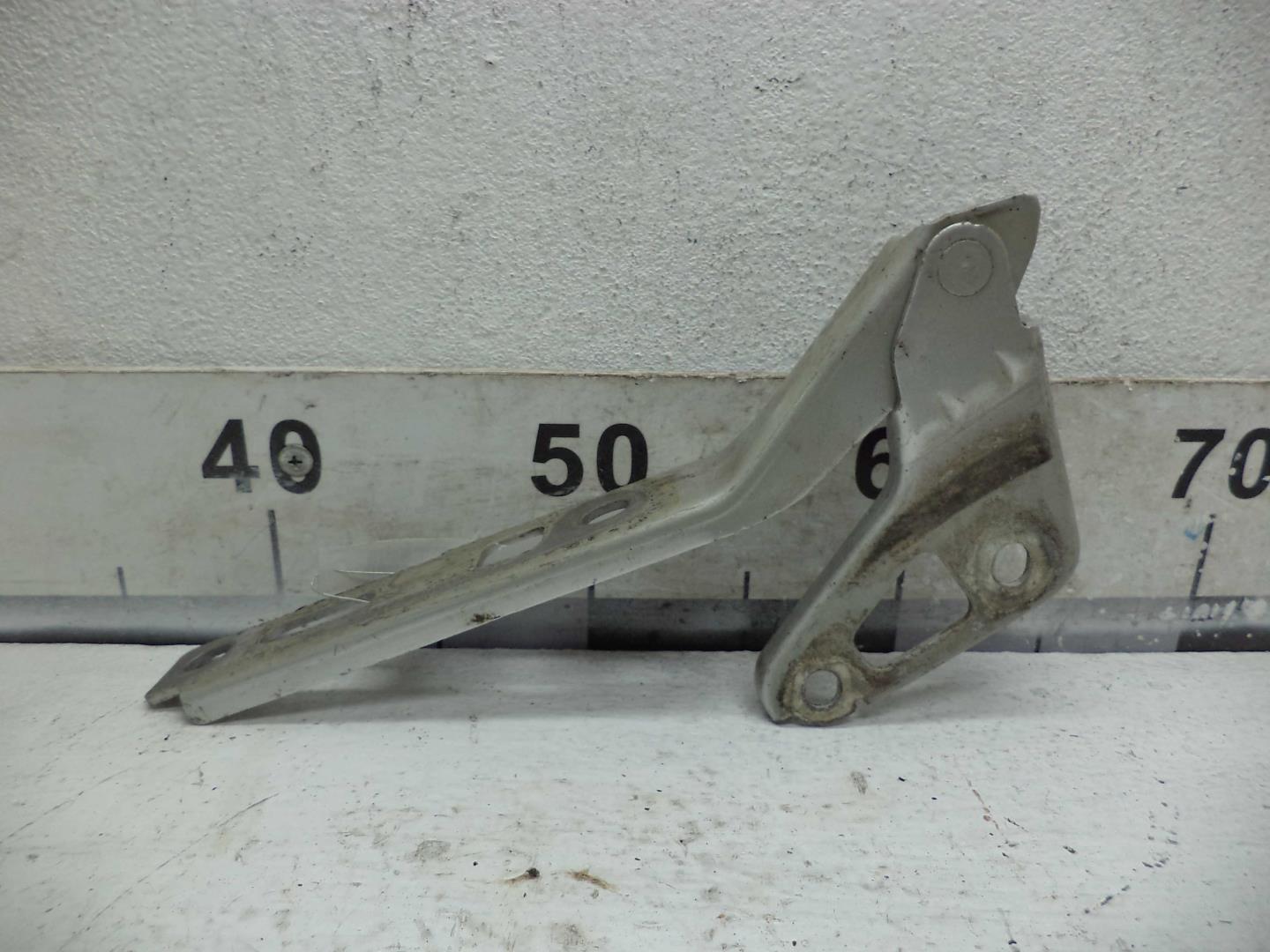 Петля капота левая