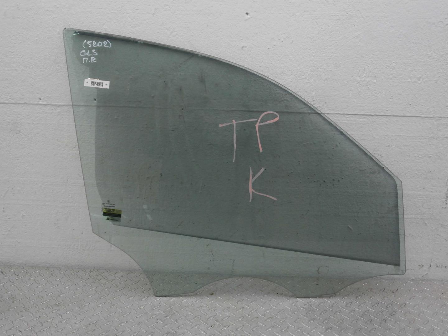 Стекло двери передней правой