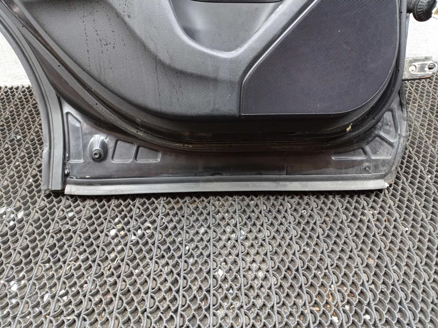 Стекло двери задней левой