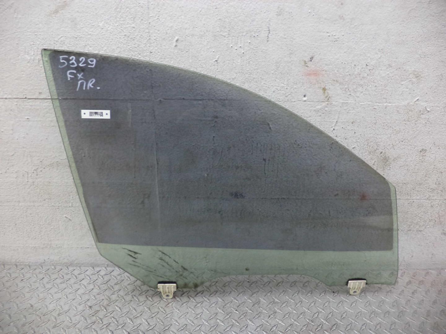 Стекло двери передней правой