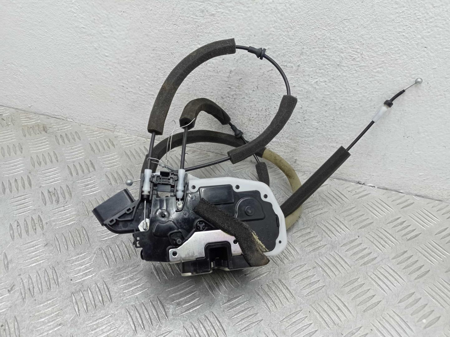 Замок двери задней правой