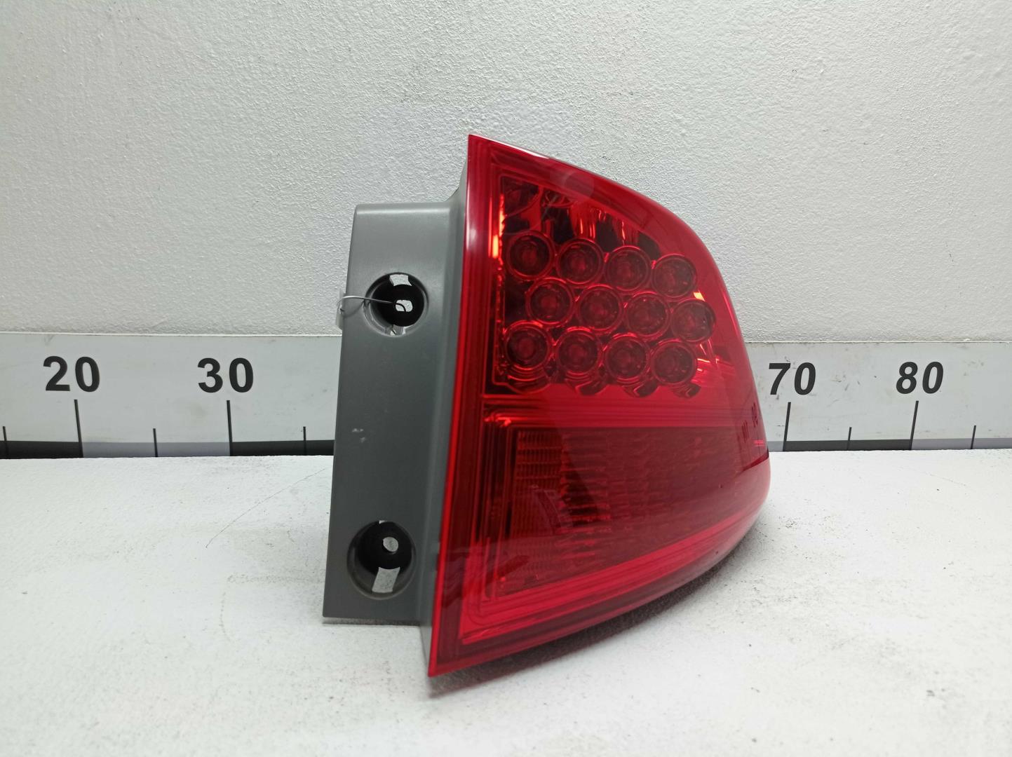Фонарь задний наружный правый