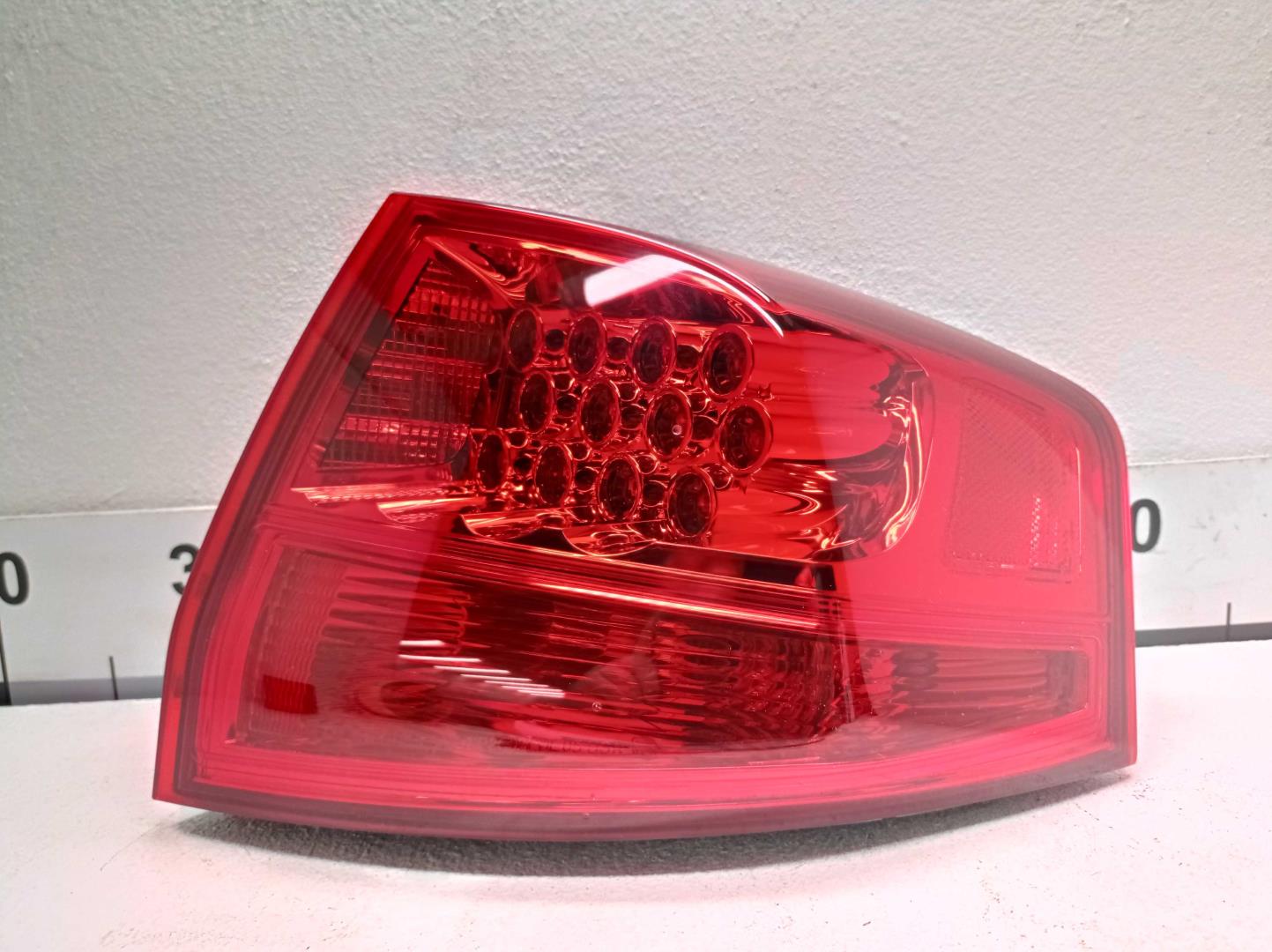 Фонарь задний наружный правый