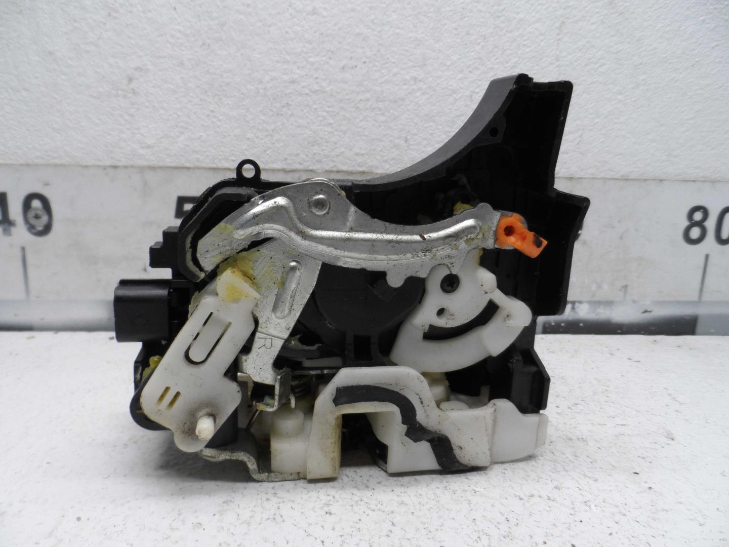 Замок двери задней правой