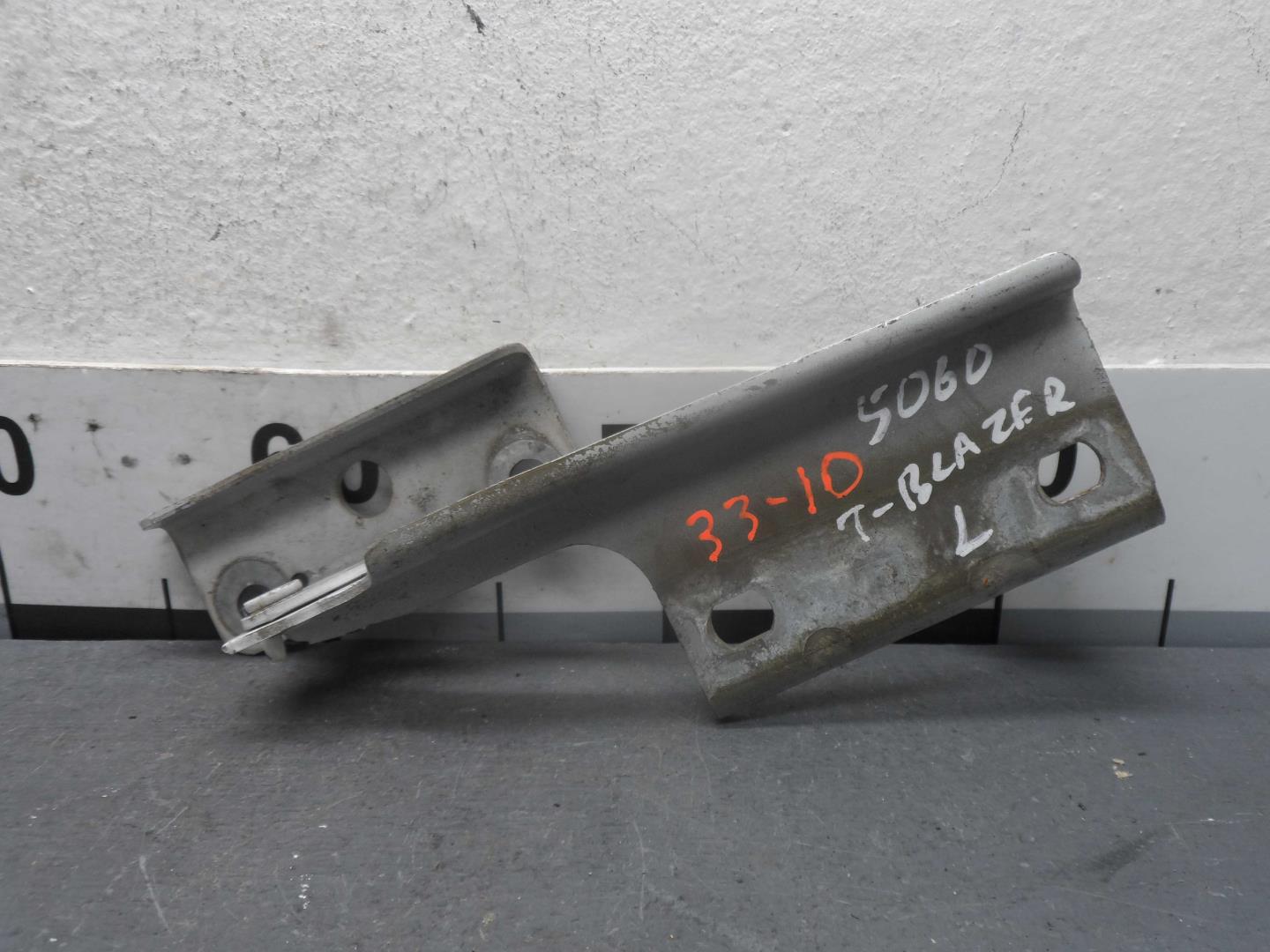 Петля капота левая