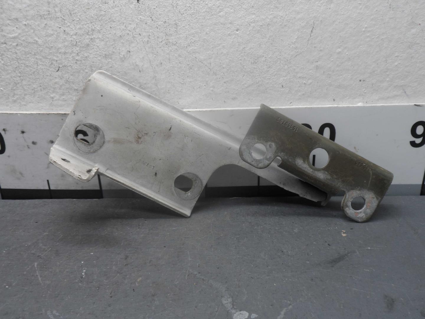 Петля капота левая