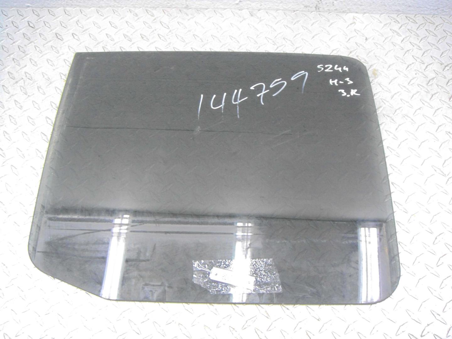 Стекло двери задней правой