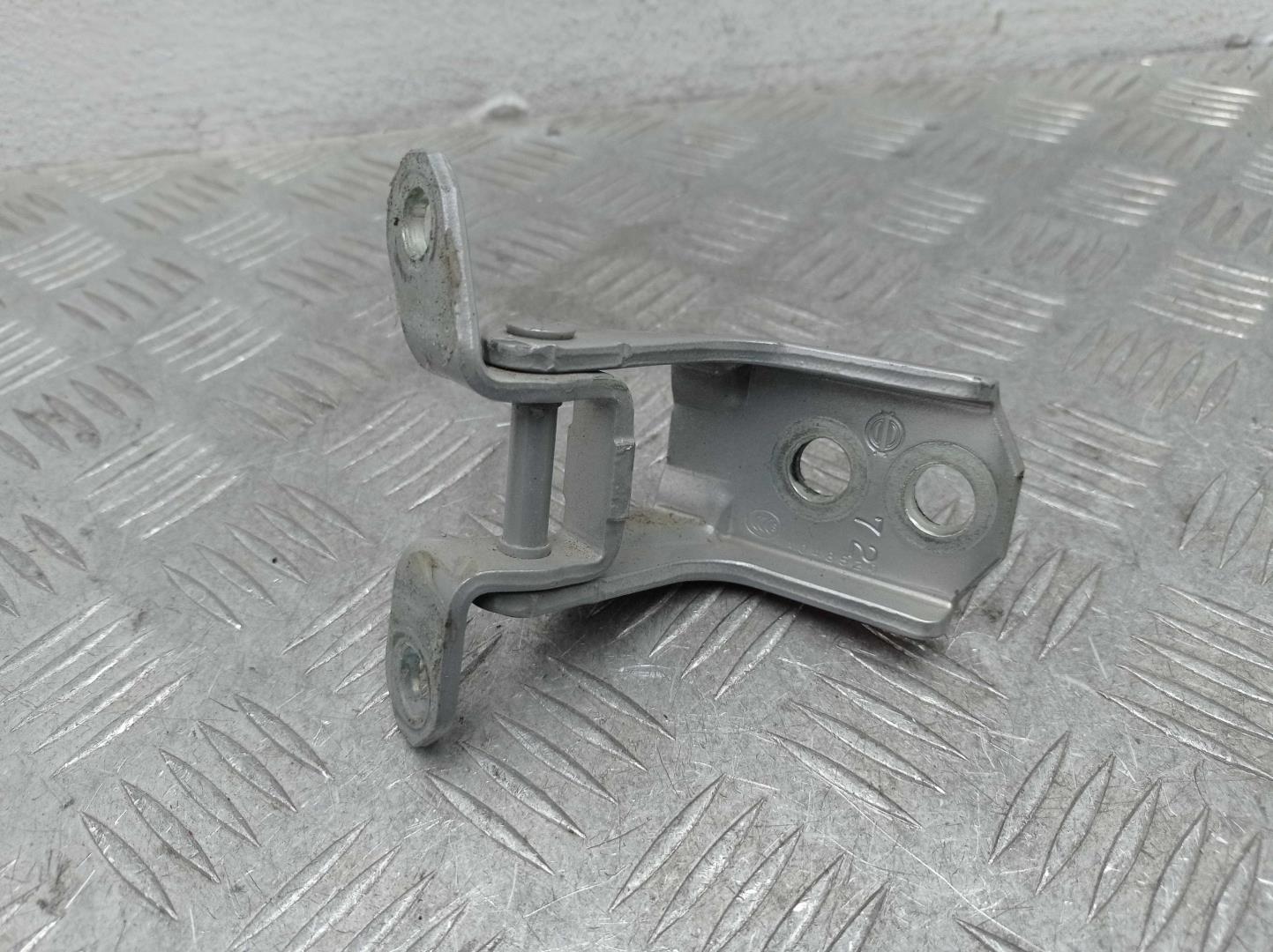 Петля двери передней