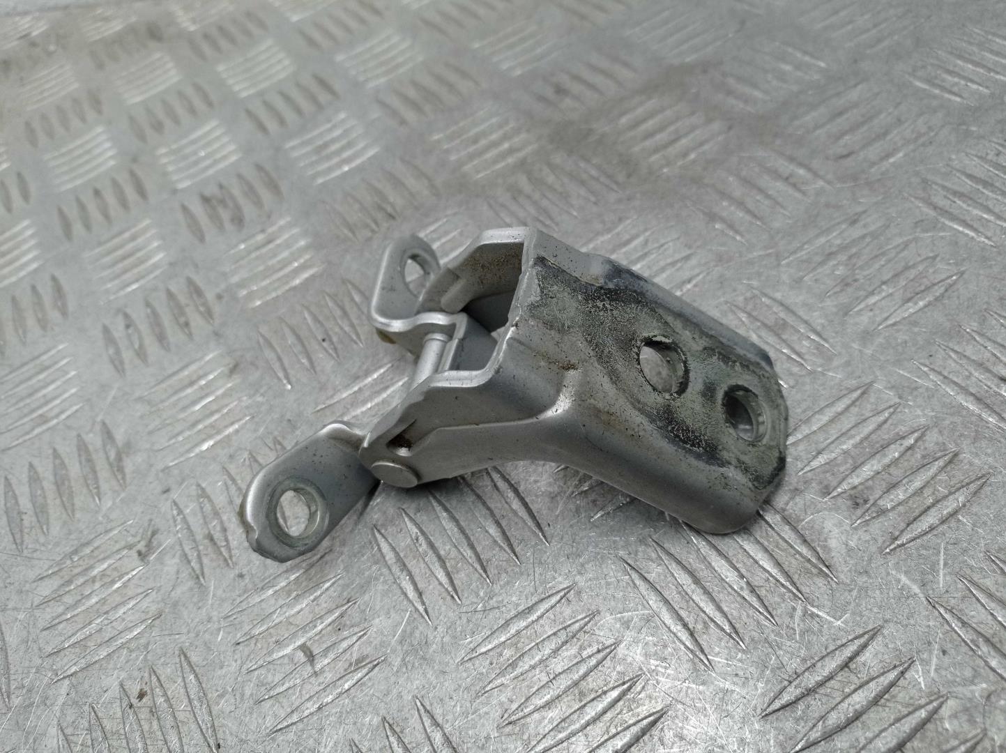 Петля двери передней