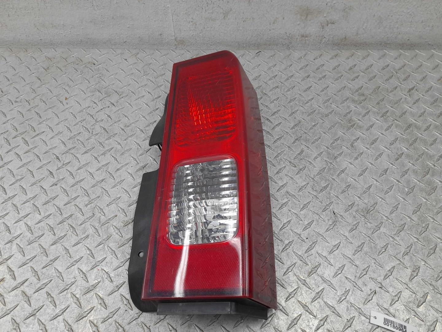 Фонарь задний наружный правый