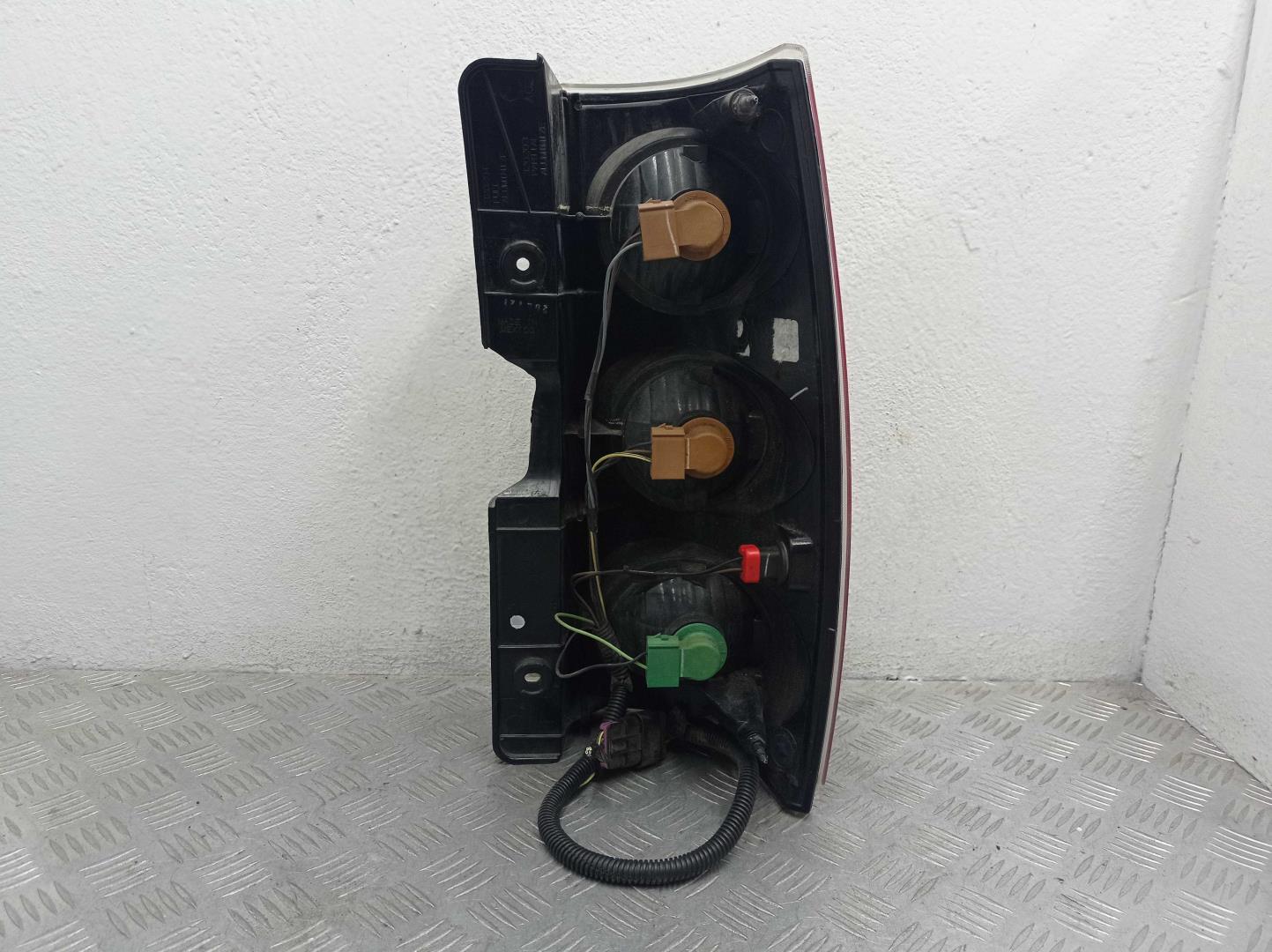 Фонарь задний наружный левый