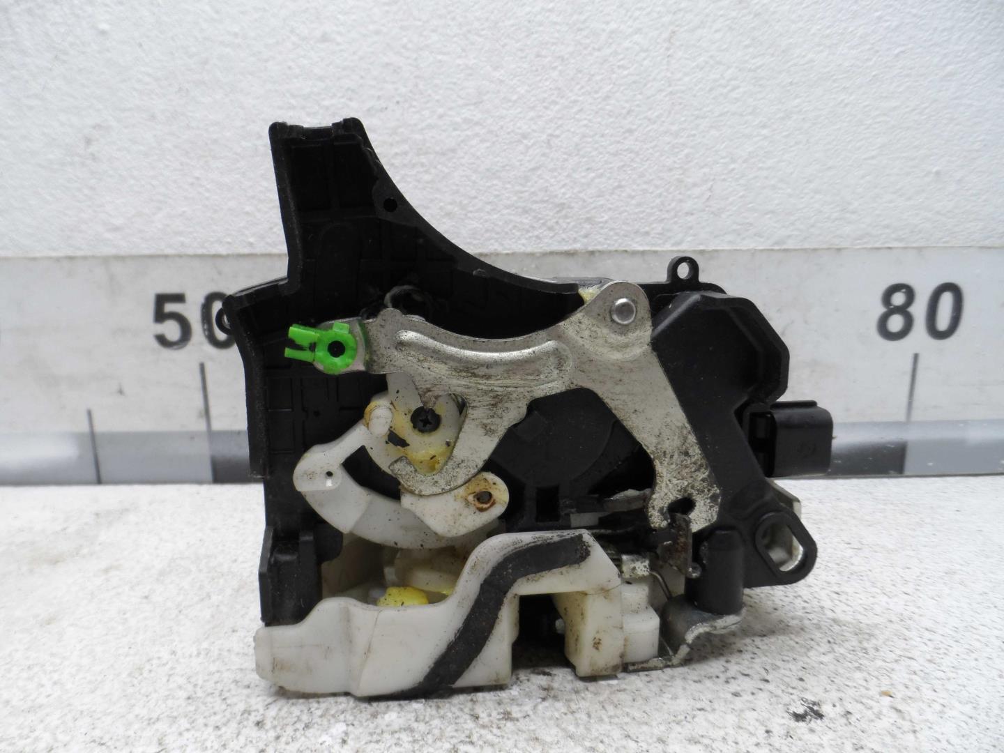 Замок двери передней левой